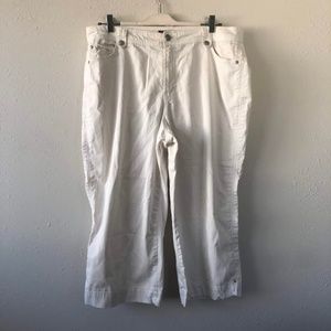 🔥Charter Club Slim It Up White Straight Leg Capri